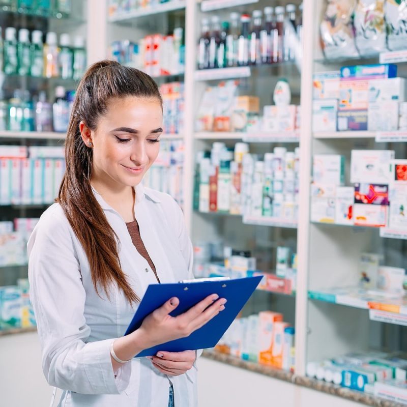 mujer-quimica-farmaceutica-que-trabaja-farmacia-tableta